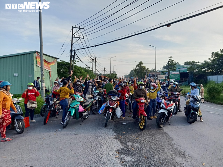 Đồng Nai: Hàng ngàn người đổ về quê tự phát bằng xe máy, mang theo cả con nhỏ - 7