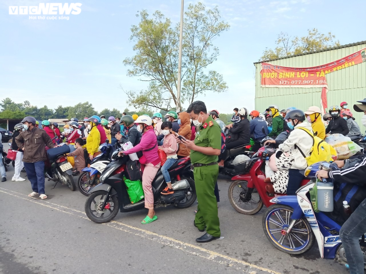 Đồng Nai: Hàng ngàn người đổ về quê tự phát bằng xe máy, mang theo cả con nhỏ - 6