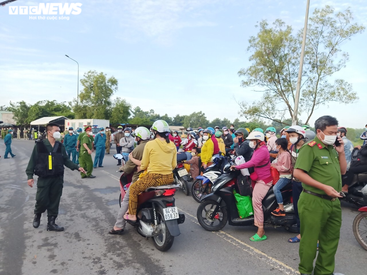 Đồng Nai: Hàng ngàn người đổ về quê tự phát bằng xe máy, mang theo cả con nhỏ - 8