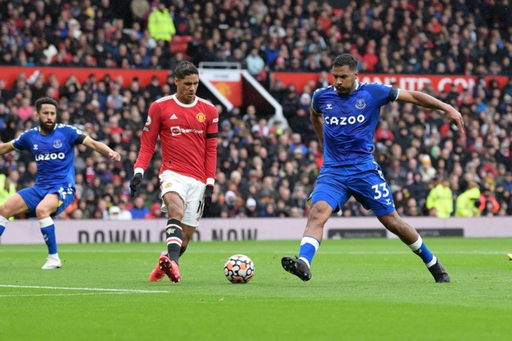 Ronaldo đá nửa trận, Man Utd suýt thua Everton - 1