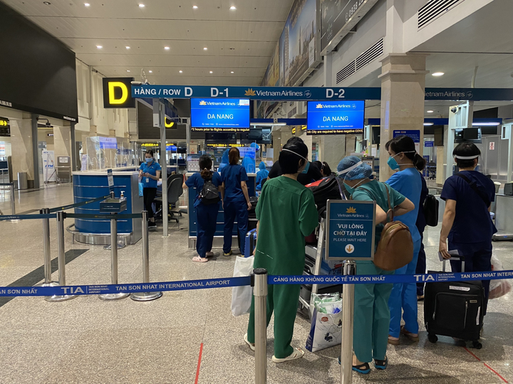 Vietnam Airlines vận chuyển đoàn y bác sĩ Đà Nẵng tiếp sức cho TP.HCM chống dịch - 1
