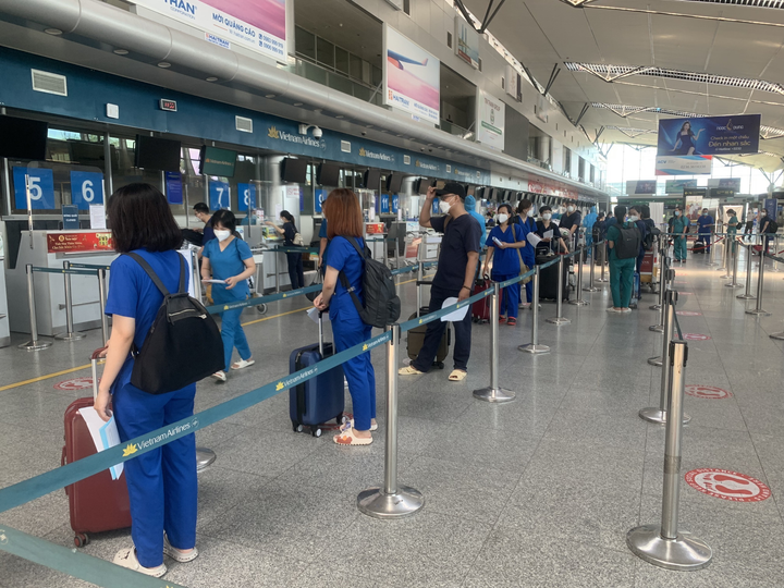 Vietnam Airlines vận chuyển đoàn y bác sĩ Đà Nẵng tiếp sức cho TP.HCM chống dịch - 2