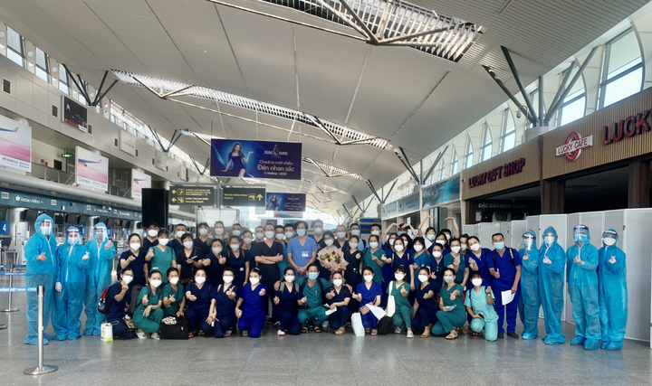 Vietnam Airlines vận chuyển đoàn y bác sĩ Đà Nẵng tiếp sức cho TP.HCM chống dịch - 3