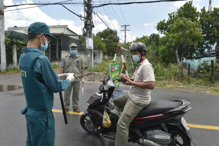 TP.HCM: Vì sao xã Trung An, huyện Củ Chi chưa dỡ bỏ hết rào chắn? - 1