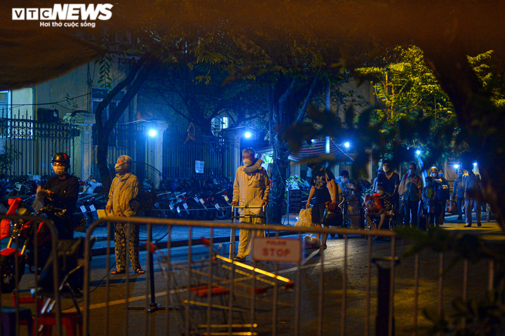 Hà Nội: Xuyên đêm đưa 150 người ở Bệnh viện Việt Đức đi cách ly - 11