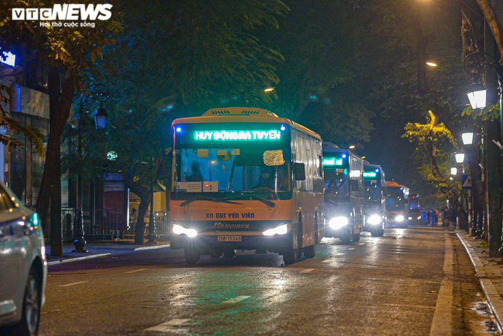 Hà Nội: Xuyên đêm đưa 150 người ở Bệnh viện Việt Đức đi cách ly - 4