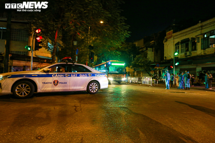 Hà Nội: Xuyên đêm đưa 150 người ở Bệnh viện Việt Đức đi cách ly - 5