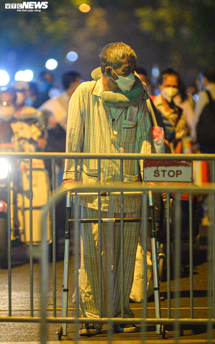 Hà Nội: Xuyên đêm đưa 150 người ở Bệnh viện Việt Đức đi cách ly - 12
