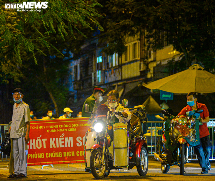 Hà Nội: Xuyên đêm đưa 150 người ở Bệnh viện Việt Đức đi cách ly - 10