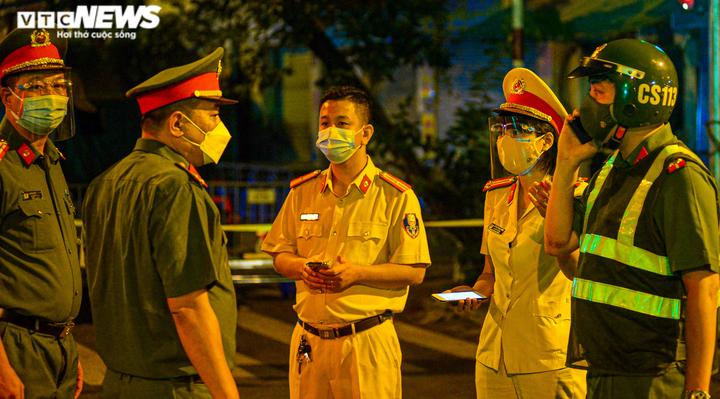 Hà Nội: Xuyên đêm đưa 150 người ở Bệnh viện Việt Đức đi cách ly - 2