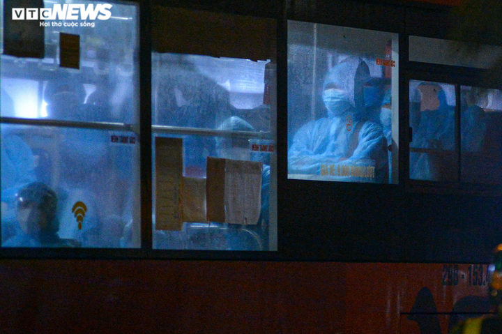 Hà Nội: Xuyên đêm đưa 150 người ở Bệnh viện Việt Đức đi cách ly - 3