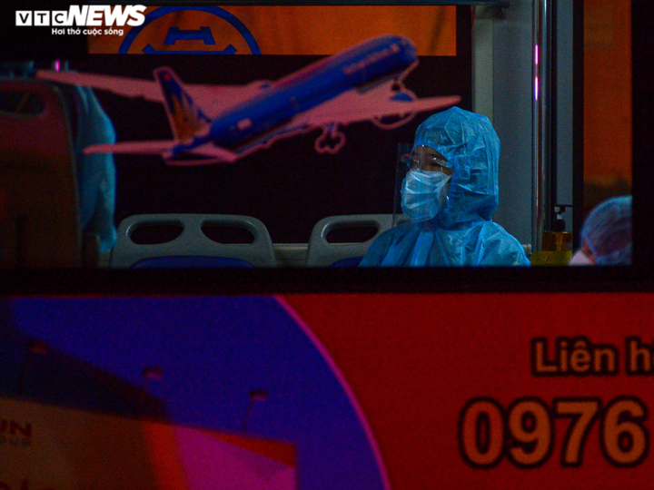 Hà Nội: Xuyên đêm đưa 150 người ở Bệnh viện Việt Đức đi cách ly - 9