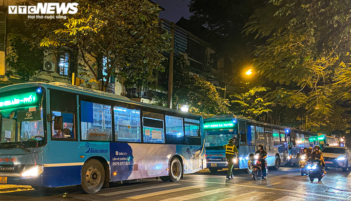 Hà Nội: Xuyên đêm đưa 150 người ở Bệnh viện Việt Đức đi cách ly - 1