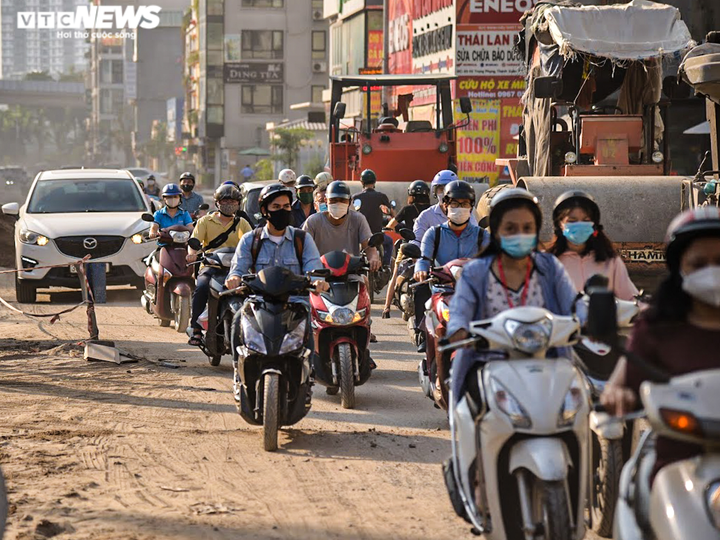 Hà Nội: Công nhân chia nhau làm 3 ca trên 'con đường đau khổ' Vũ Trọng Phụng - 10