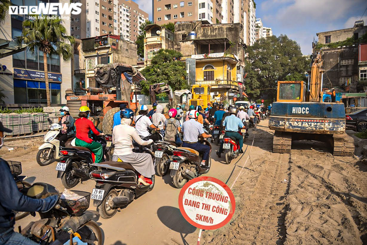 Hà Nội: Công nhân chia nhau làm 3 ca trên 'con đường đau khổ' Vũ Trọng Phụng - 11
