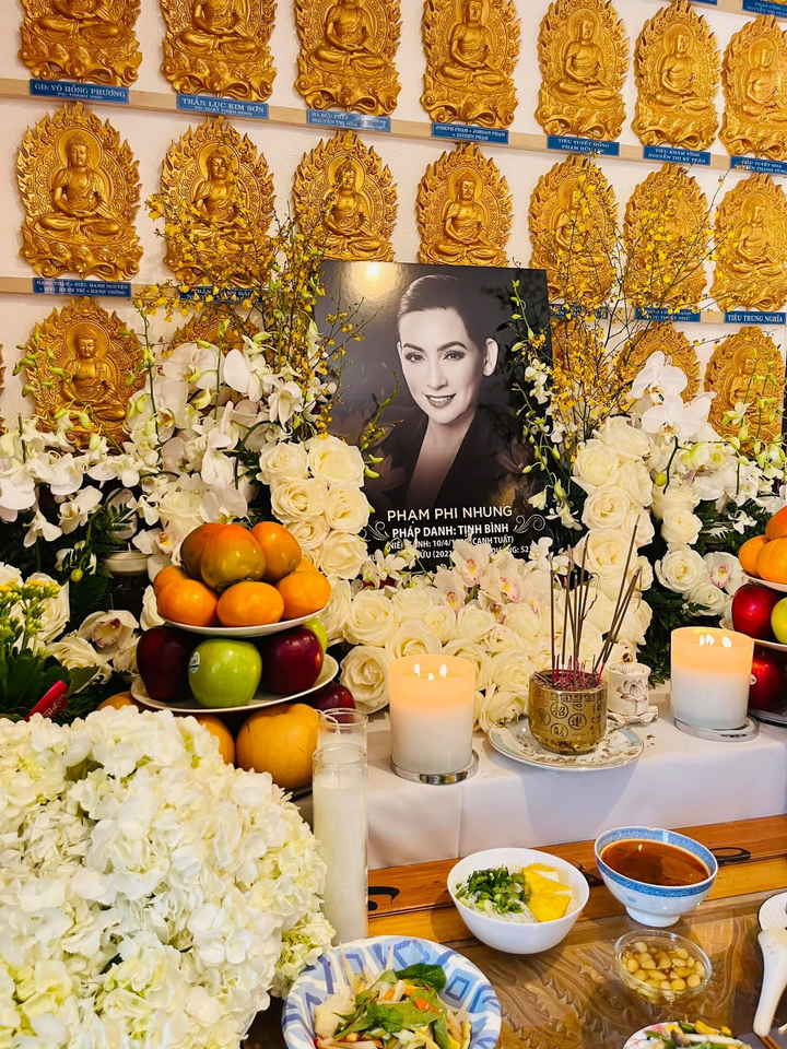 Bằng Kiều, Trizzie Phương Trinh cùng 3 con tới lễ cúng tuần của Phi Nhung ở Mỹ - 1