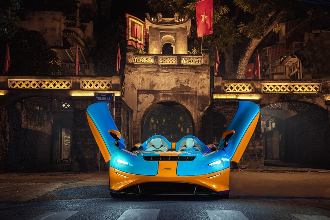 Siêu xe McLaren Elva bất ngờ xuất hiện trên phố Hà Nội - 2