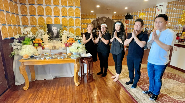 Bằng Kiều, Trizzie Phương Trinh cùng 3 con tới lễ cúng tuần của Phi Nhung ở Mỹ - 3