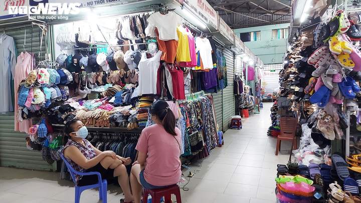 Ảnh: Vắng ‘thượng đế’, tiểu thương chợ truyền thống Đà Nẵng kêu trời - 7