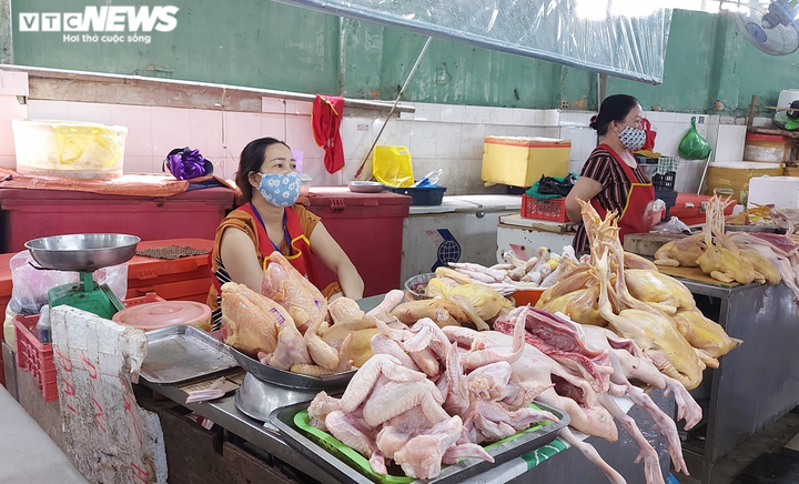 Ảnh: Vắng ‘thượng đế’, tiểu thương chợ truyền thống Đà Nẵng kêu trời - 3