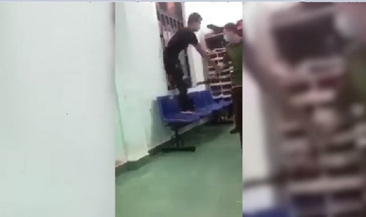 Đình chỉ công tác công an phường dí roi điện vào người thanh niên bị còng tay - 1