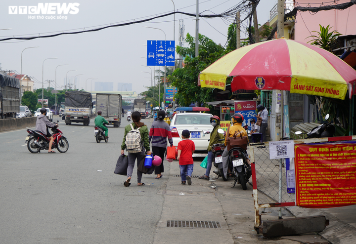 Ảnh: Những đứa trẻ theo cha mẹ vượt trăm cây số về quê bằng xe máy - 13