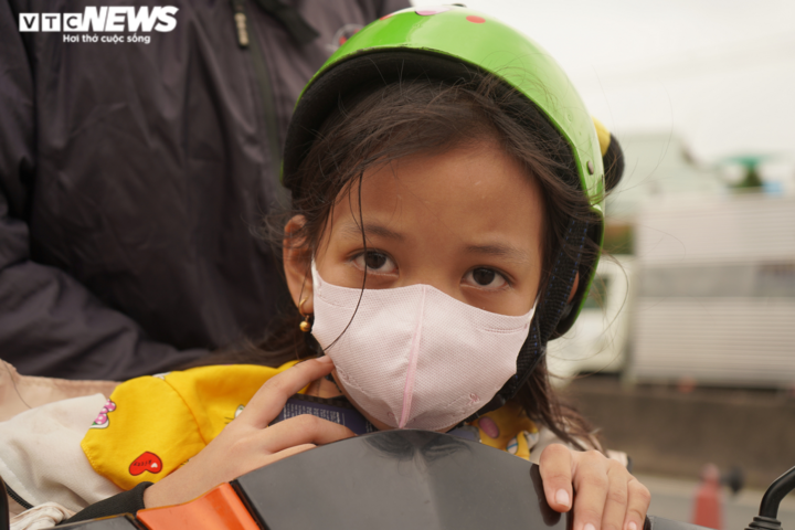 Ảnh: Những đứa trẻ theo cha mẹ vượt trăm cây số về quê bằng xe máy - 11