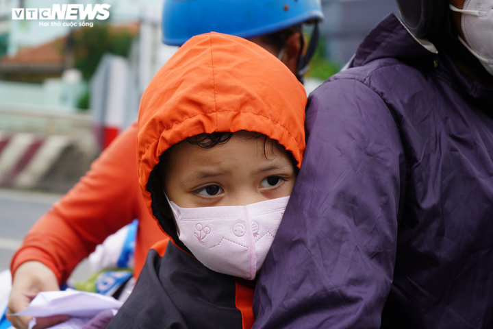 Ảnh: Những đứa trẻ theo cha mẹ vượt trăm cây số về quê bằng xe máy - 12