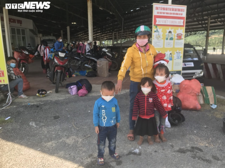 Ảnh: Dòng người ùn ùn chạy xe máy từ các tỉnh phía Nam về quê - 4