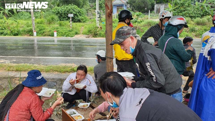 Ảnh: Dòng người ùn ùn chạy xe máy từ các tỉnh phía Nam về quê - 8