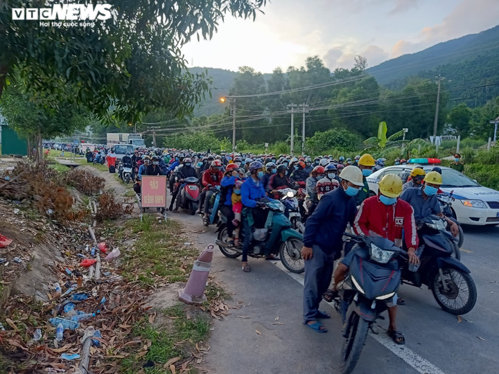 Ảnh: Dòng người ùn ùn chạy xe máy từ các tỉnh phía Nam về quê - 9