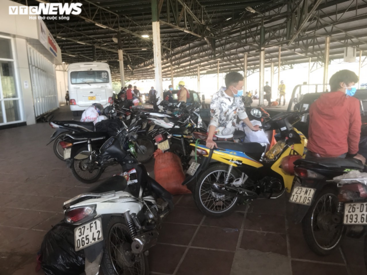 Ảnh: Dòng người ùn ùn chạy xe máy từ các tỉnh phía Nam về quê - 2