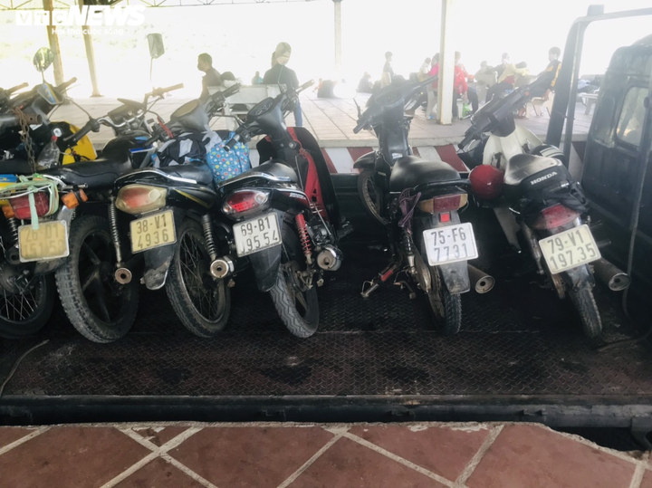 Ảnh: Dòng người ùn ùn chạy xe máy từ các tỉnh phía Nam về quê - 3