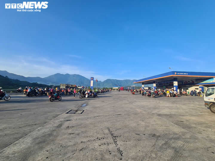 Ảnh: Dòng người ùn ùn chạy xe máy từ các tỉnh phía Nam về quê - 1