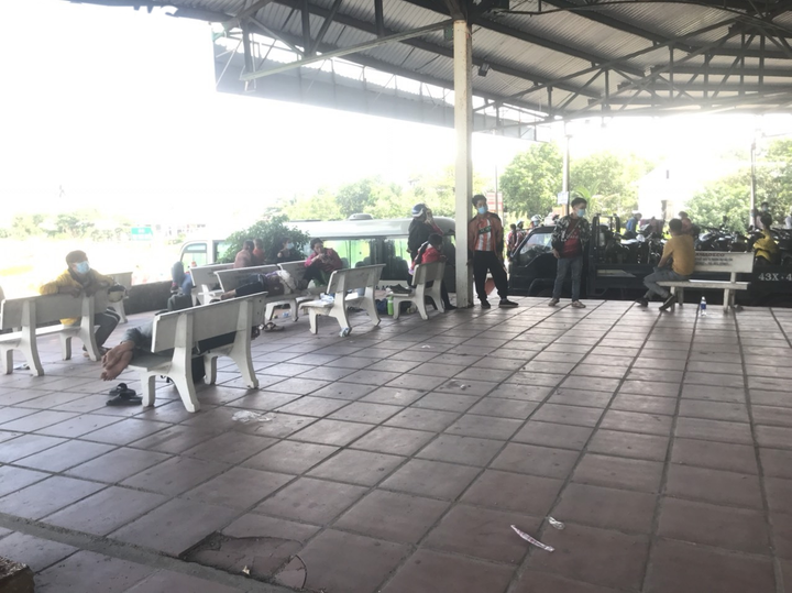 Ảnh: Dòng người ùn ùn chạy xe máy từ các tỉnh phía Nam về quê - 6