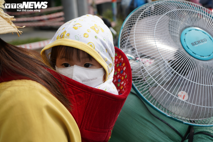 Ảnh: Những đứa trẻ theo cha mẹ vượt trăm cây số về quê bằng xe máy - 4