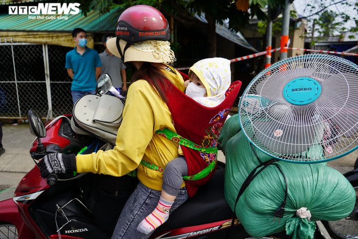 Ảnh: Những đứa trẻ theo cha mẹ vượt trăm cây số về quê bằng xe máy - 3