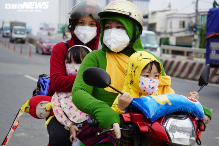 Ảnh: Những đứa trẻ theo cha mẹ vượt trăm cây số về quê bằng xe máy - 8