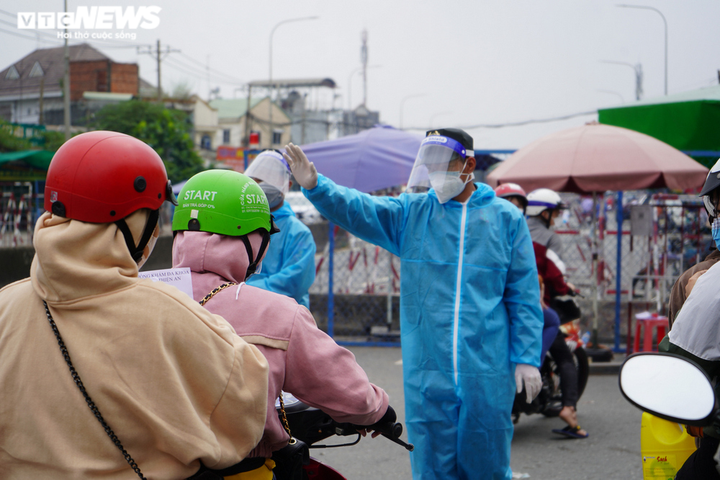 Ảnh: Những đứa trẻ theo cha mẹ vượt trăm cây số về quê bằng xe máy - 1