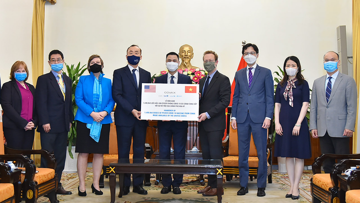 Tiếp nhận 1,5 triệu liều vaccine Mỹ viện trợ - 1