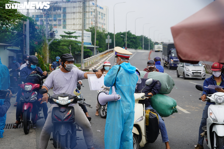 Nhiều người phải quay xe trong ngày đầu được từ TP.HCM đi 4 tỉnh lân cận - 1