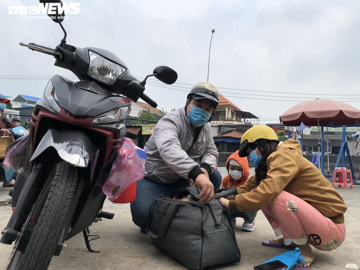 Ảnh: Những đứa trẻ theo cha mẹ vượt trăm cây số về quê bằng xe máy - 2