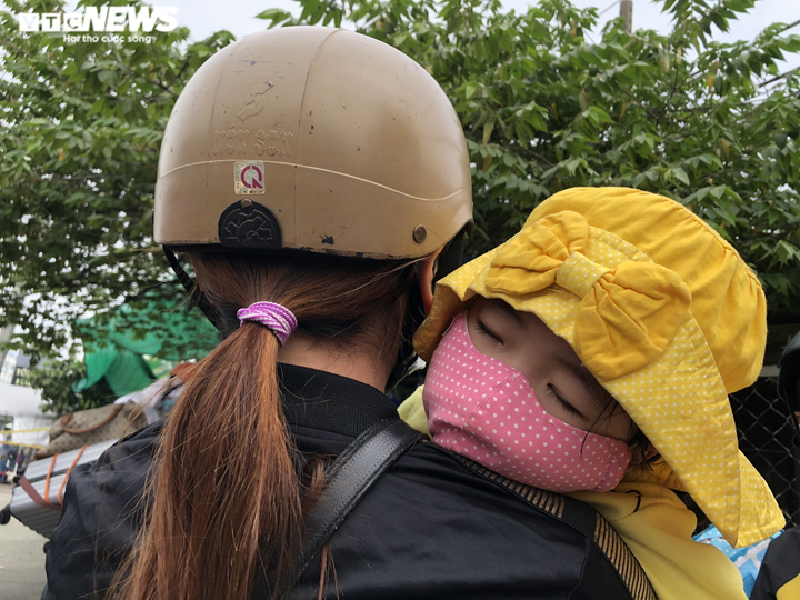 Ảnh: Những đứa trẻ theo cha mẹ vượt trăm cây số về quê bằng xe máy - 6