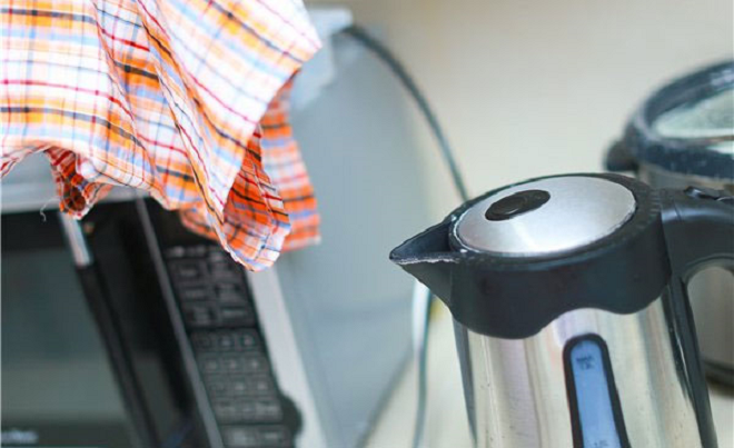 7 mẹo làm phẳng quần áo mà không cần bàn là - 3