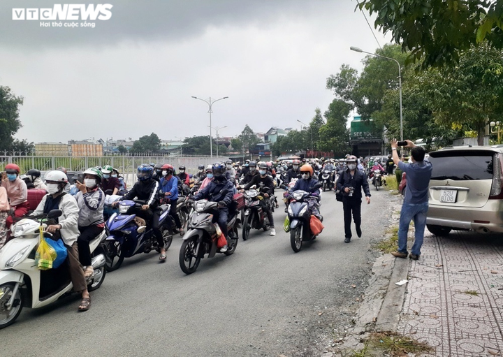 Đồng Nai hỗ trợ hơn 10.000 người lao động về quê - 2