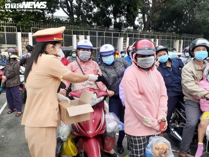 Đồng Nai hỗ trợ hơn 10.000 người lao động về quê - 6