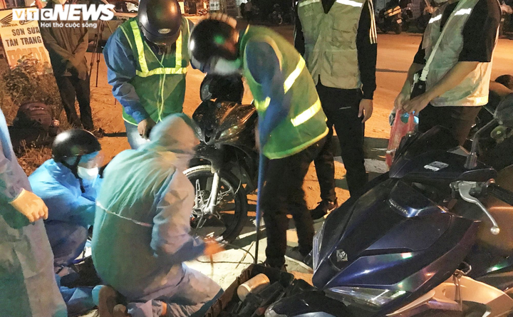 Người đi bộ từ các tỉnh phía Nam về quê khi qua Đà Nẵng sẽ được chở bằng ô tô - 1