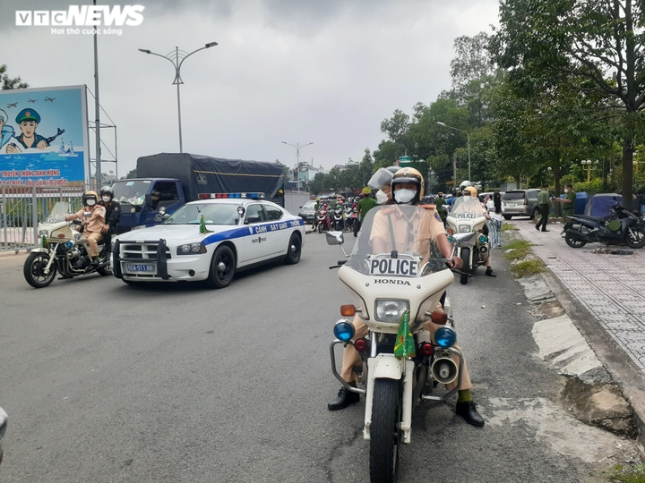 Đồng Nai hỗ trợ hơn 10.000 người lao động về quê - 11