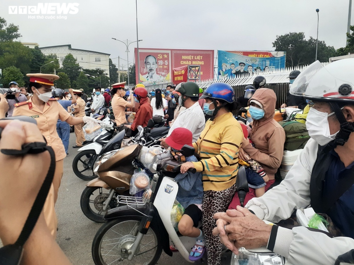 Đồng Nai hỗ trợ hơn 10.000 người lao động về quê - 3