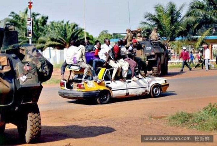 Tròn mắt với loạt ảnh như bước ra từ phim 'Thượng đế cũng phải cười' - 6